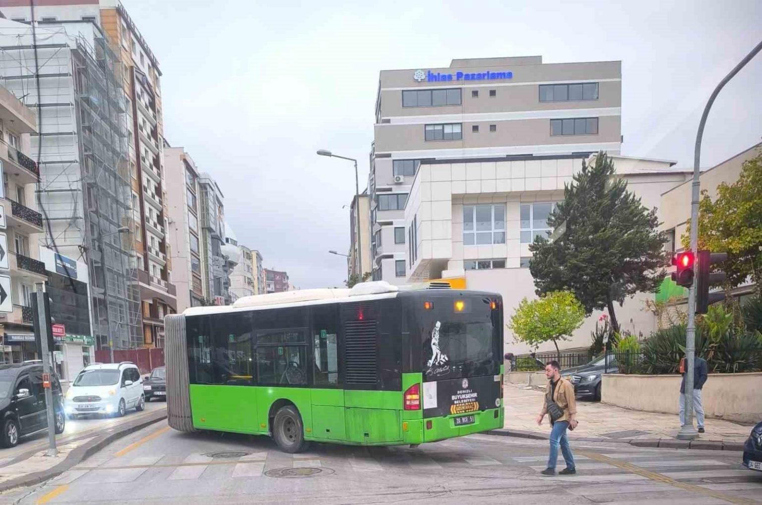 ariza-yapan-halk-otobusu-yolu-kapatti