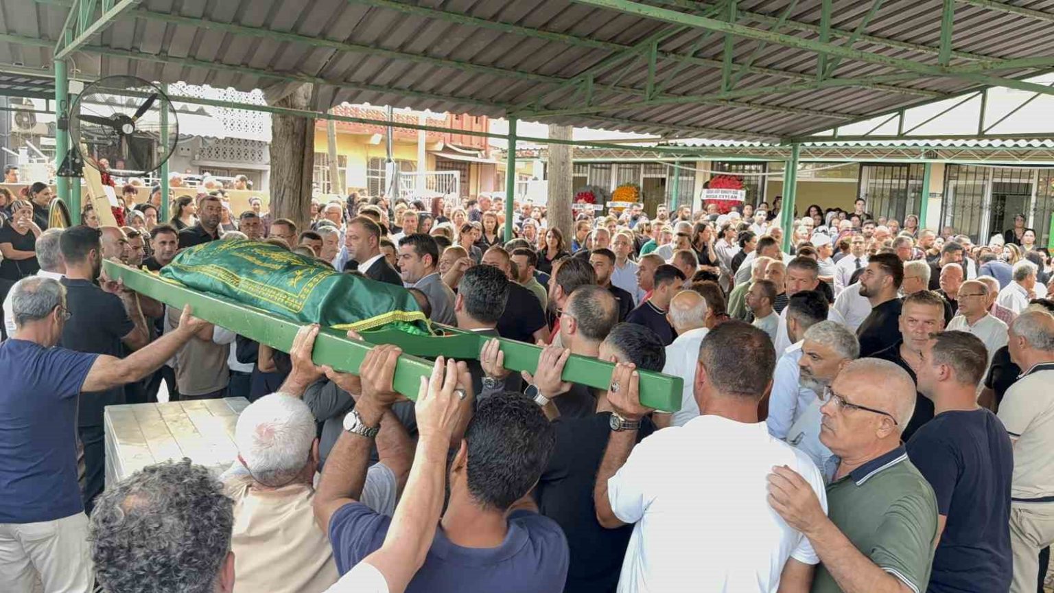 asansor-kazasinda-hayatini-kaybeden-genc-anne-topraga-verildi