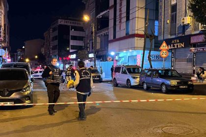 bagcilarda-seyir-halindeki-otomobile-silahli-saldiri-2-yarali