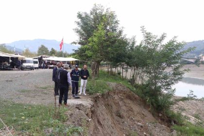 barajdaki-su-seviyesi-dustu-kiyida-catlaklar-olustu