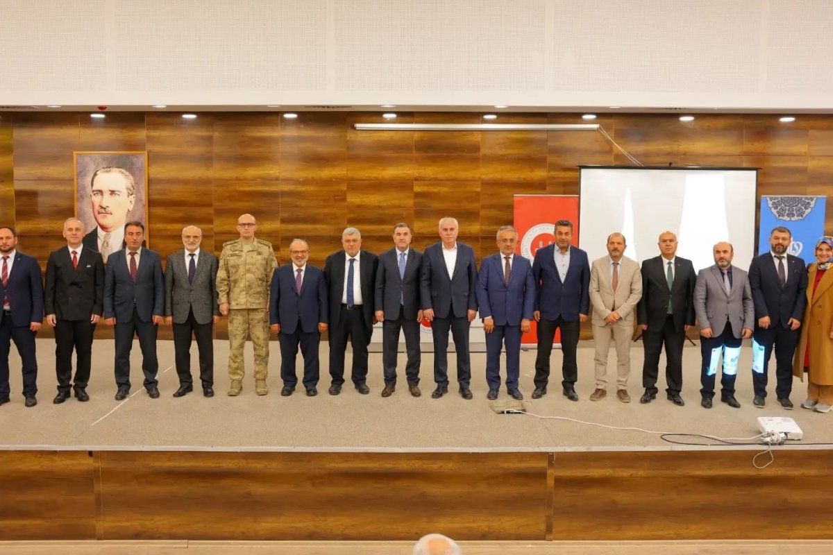 bayburtta-peygamberimiz-ve-aile-ahlaki-konulu-panel-duzenlendi