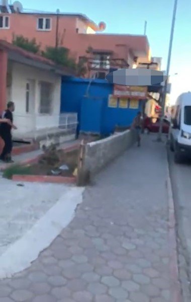 bicaklandiktan-sonra-duvardan-atlayip-kacmaya-calisti-o-anlar-kameraya-yansidi