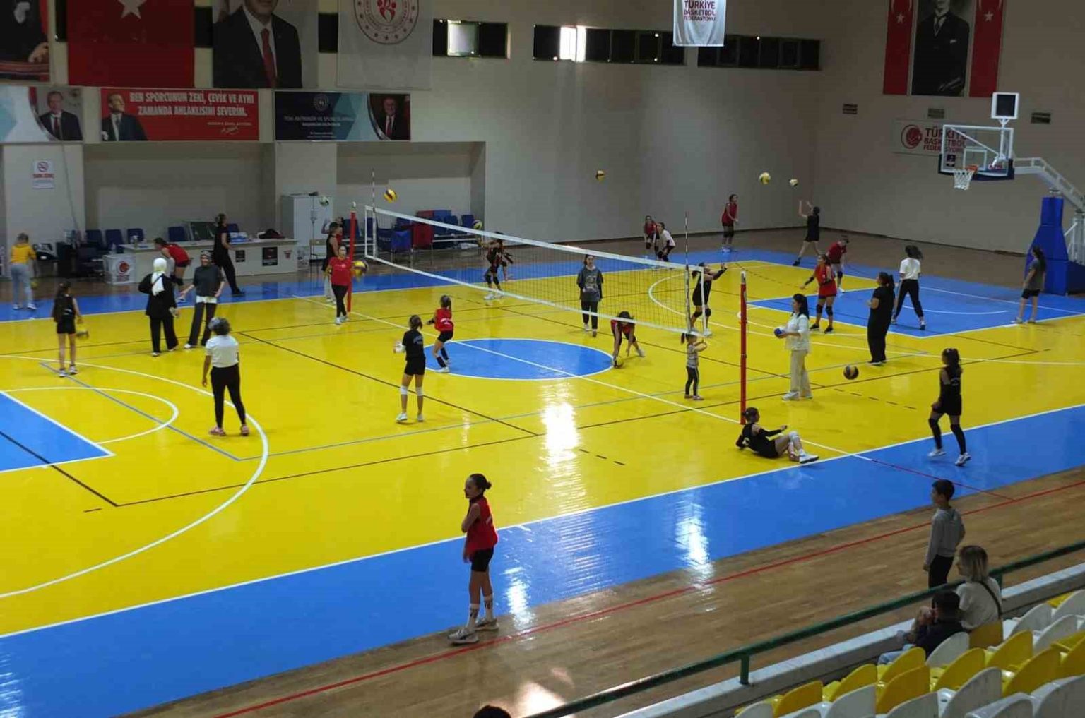 burhaniyede-annemle-voleybol-oynuyorum-turnuvasi-basladi