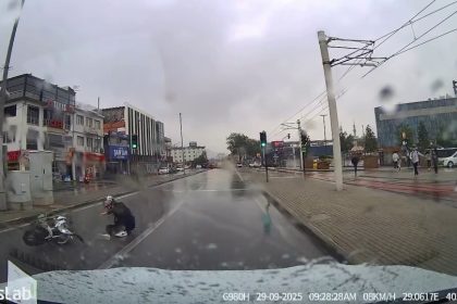 bursada-motosikletli-yagisli-havada-drift-atti-yere-kapaklandi
