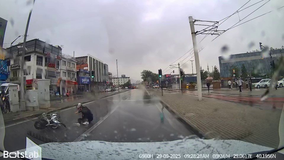 bursada-motosikletli-yagisli-havada-drift-atti-yere-kapaklandi