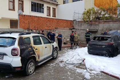 bursada-park-halindeki-otomobil-alev-alev-yandi-yangin-iki-araca-sicradi