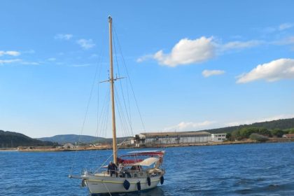 canakkale-bogazinda-makine-arizasi-yapan-tekne-yedeklenerek-cekildi