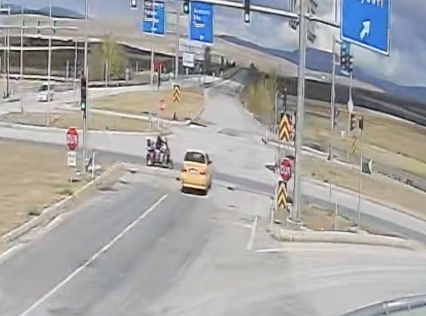 corumda-ticari-taksi-ile-uc-tekerlekli-motosiklet-carpisti-1-yarali