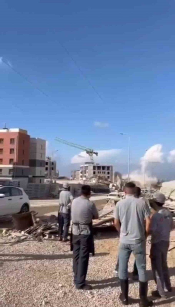 dinamitle-gerceklestirilen-patlatmada-kule-vinc-yikildi-o-anlar-kamerada