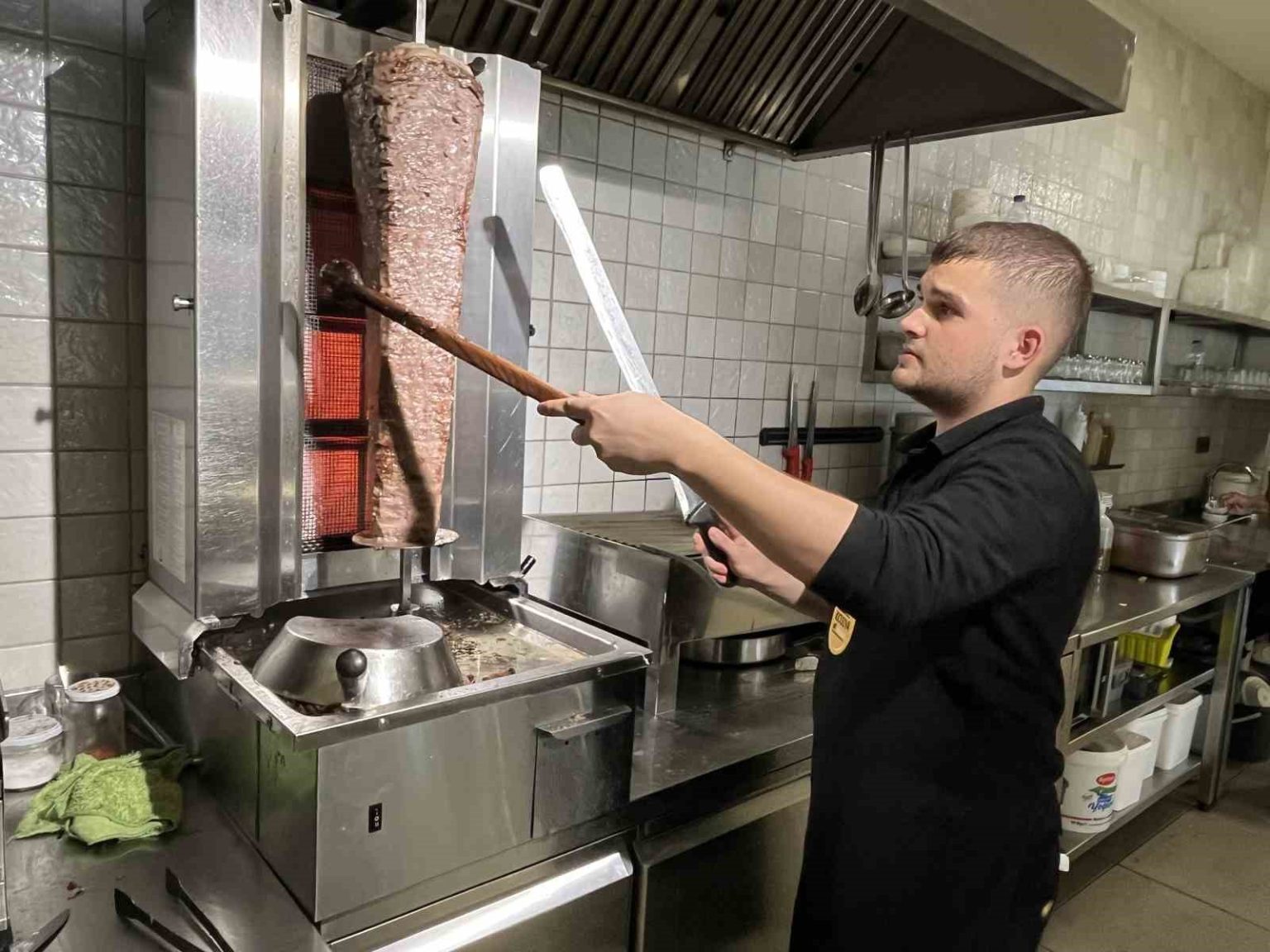 eli-kalem-degil-kepce-tuttu-17-yasinda-30-cesit-yemek-cikartiyor