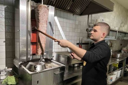 eli-kalem-degil-kepce-tuttu-17-yasinda-30-cesit-yemek-cikartiyor