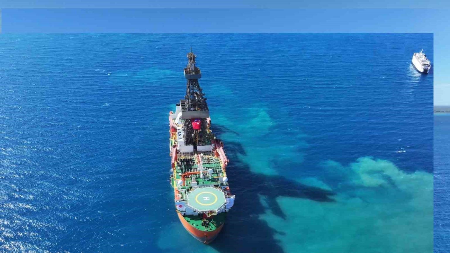 enerji-ve-tabii-kaynaklar-bakani-bayraktar-iki-yeni-sondaj-gemimizden-ilki-mersin-tasucuna-ulasti