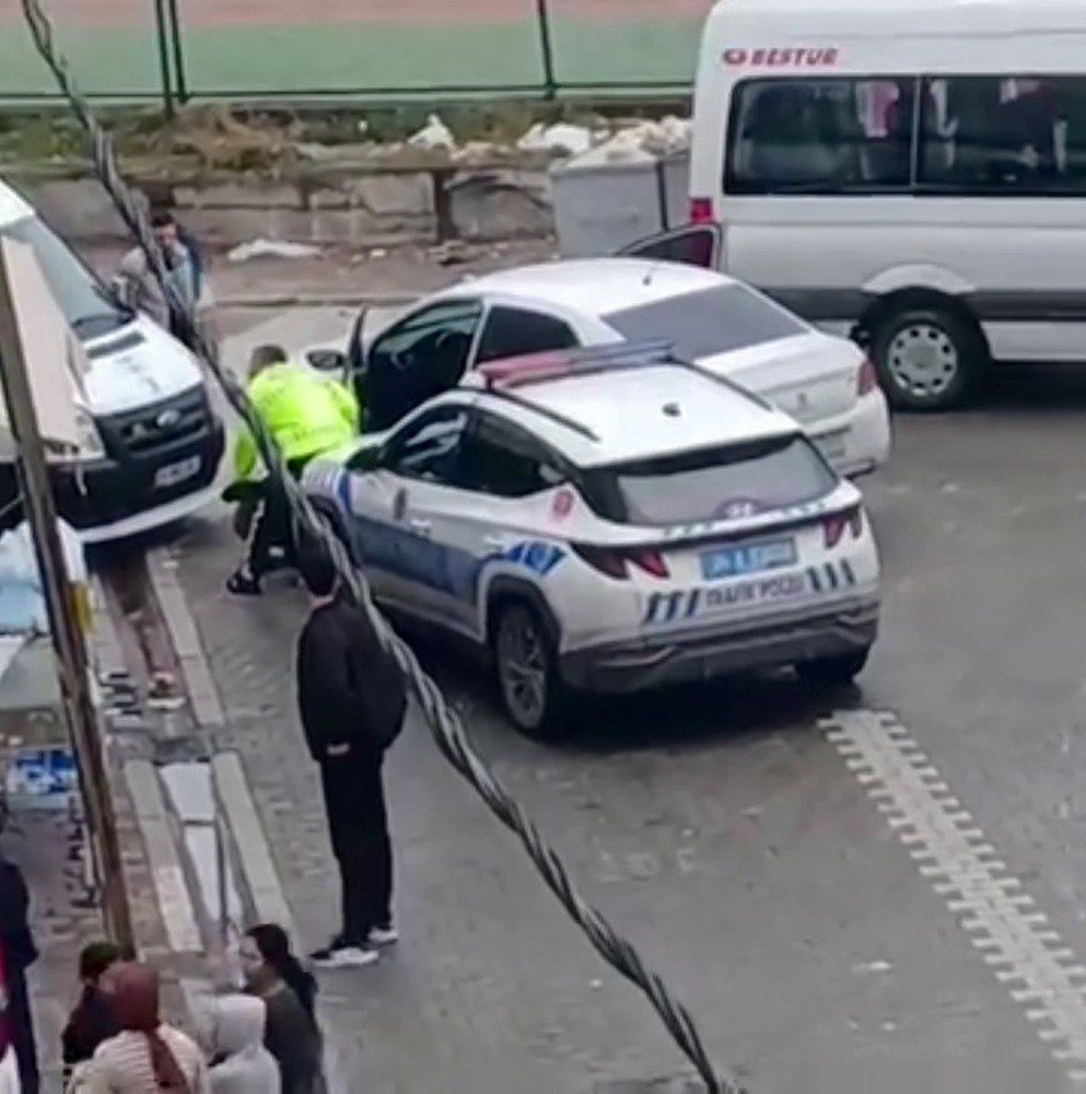 esenyurtta-muayenesi-olmayan-surucu-polisten-kacti-servis-aracinda-vurarak-durdu