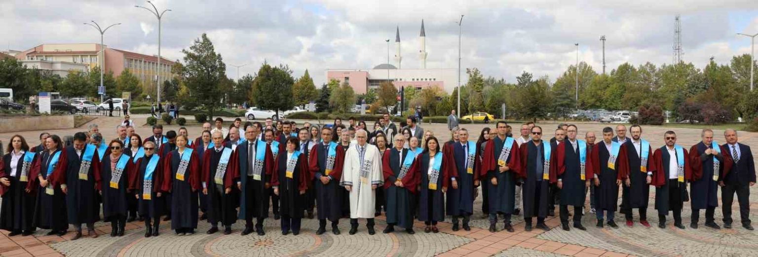 esogude-2025-2026-akademik-yili-torenle-acildi-ilk-dersin-konusu-filistin-oldu