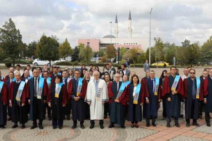 esogude-2025-2026-akademik-yili-torenle-acildi-ilk-dersin-konusu-filistin-oldu