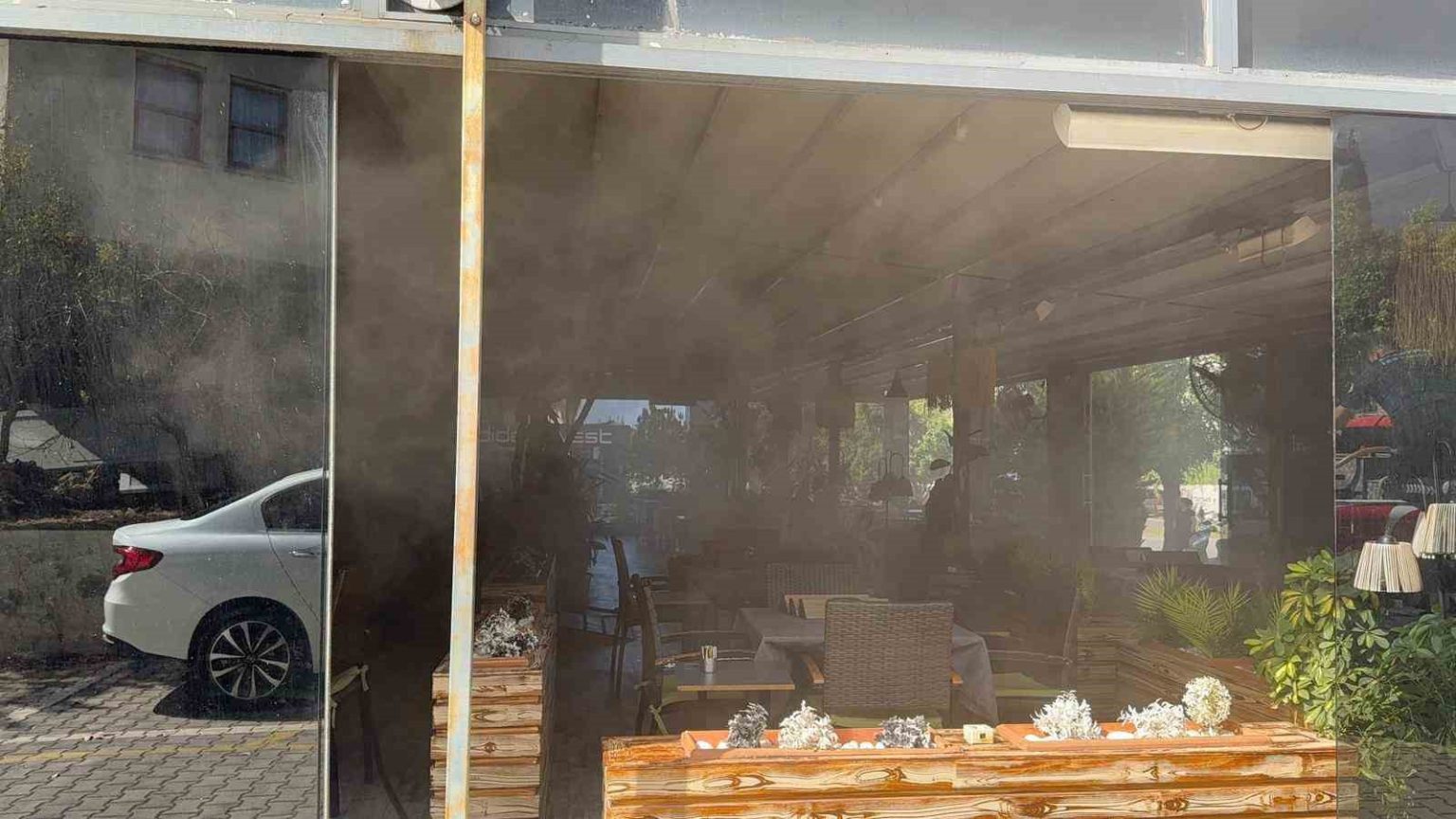 gazipasada-kafe-bacasindaki-yangini-itfaiye-ekipleri-sondurdu