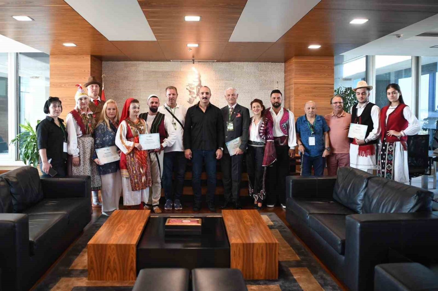 halk-danslarinin-kalbi-konyaaltinda-atti