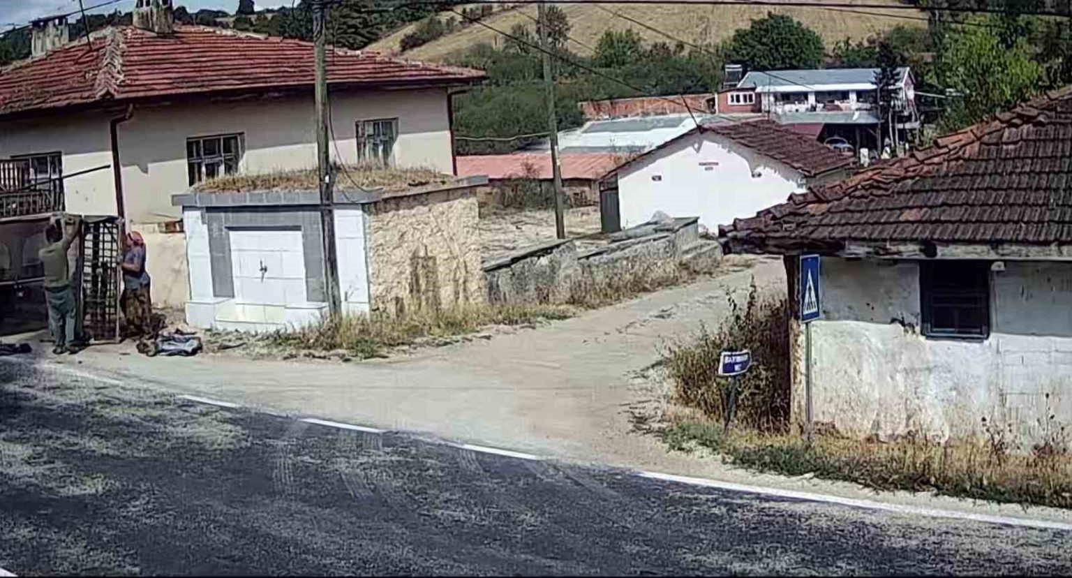hurdacilar-koy-meydanini-copluge-cevirdi