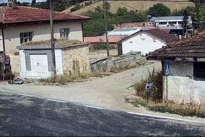 hurdacilar-koy-meydanini-copluge-cevirdi