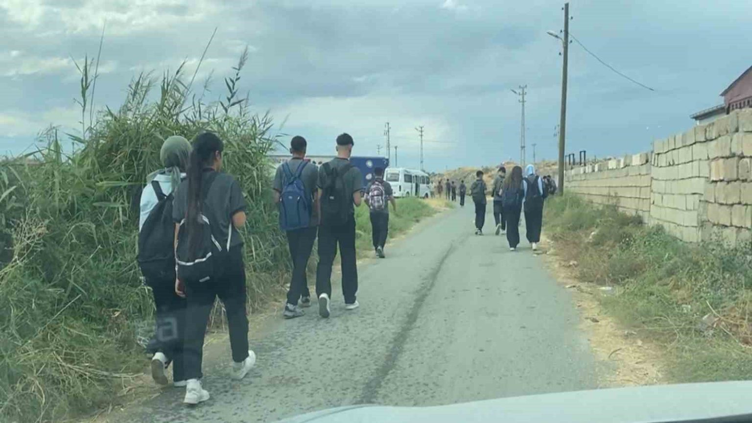 igdirda-okul-yolu-kazaya-davetiye-cikariyor