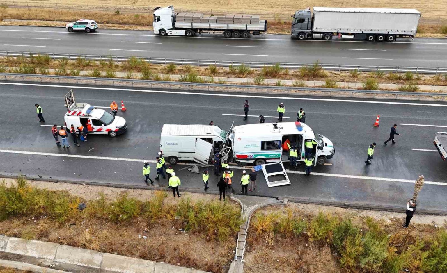 jandarma-aracina-minibus-carpti-2-jandarma-sehit-1-vatandas-hayatini-kaybetti