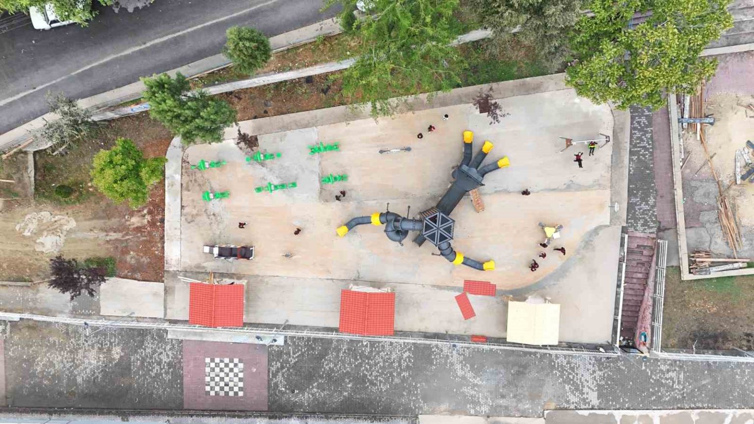 karabukte-parklar-ve-spor-alanlari-yenilenmeye-devam-ediyor