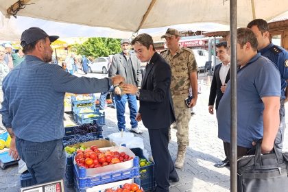 kaymakam-arikan-pazar-yeri-ve-okulda-incelemede-bulundu