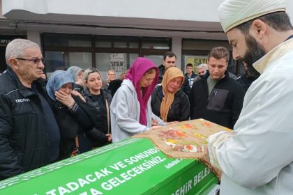 kazada-olen-13-yasindaki-iki-kiz-cocugu-icin-gozyaslari-sel-oldu