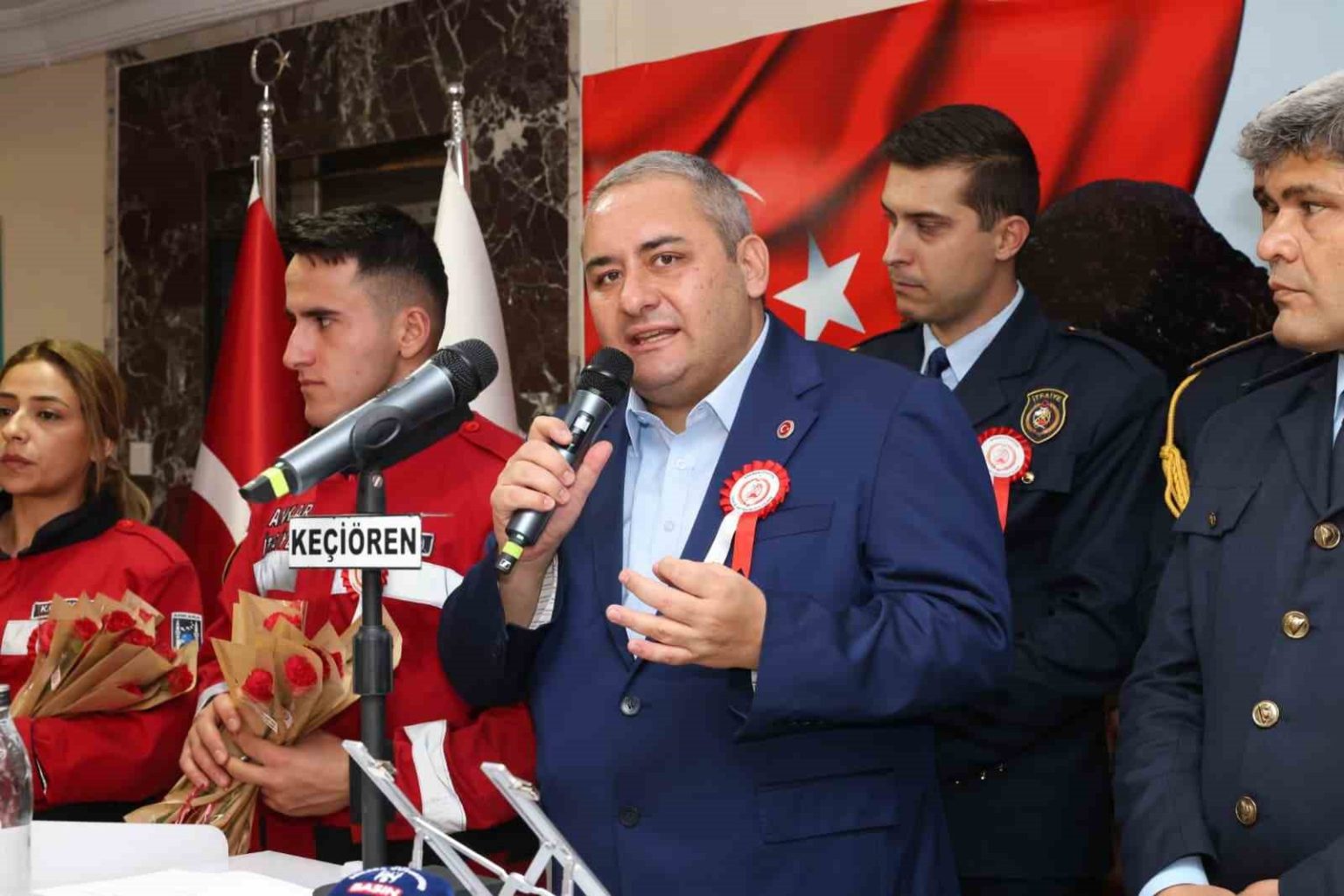 kecioren-belediyesinden-itfaiyeciler-haftasinda-huzurevi-sakinlerine-anlamli-ziyaret