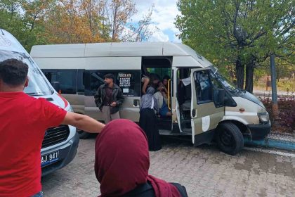kirikkalede-dolmus-agaca-carpti-13-universite-ogrenicisi-yarali