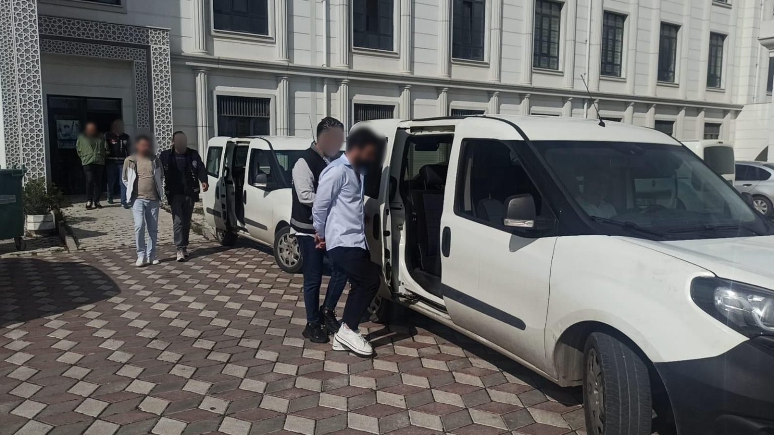 kocaelide-oto-hirsizlari-yakalandi-4-kisi-tutuklandi
