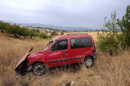 kontrolden-cikan-hafif-ticari-arac-tarlaya-ucarken-surucusu-yaralandi