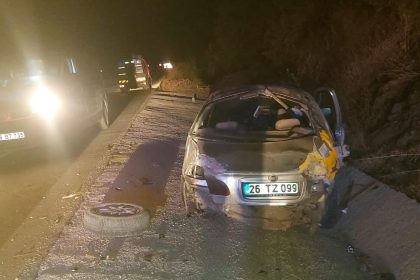 kontrolden-cikan-otomobil-beton-zemine-carpti-2-kisi-yaralandi