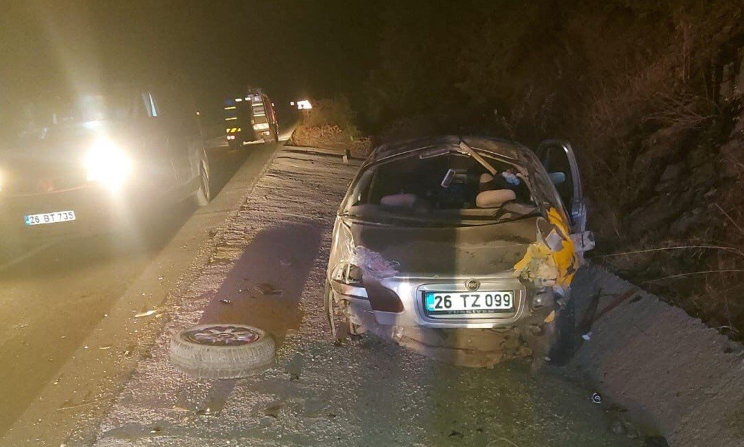 kontrolden-cikan-otomobil-beton-zemine-carpti-2-kisi-yaralandi