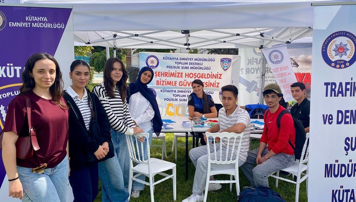 kutahyada-universite-ogrencilerine-bilgilendirme-standi