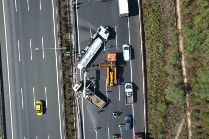 kuzey-marmara-otoyolunda-tir-devrildi-trafik-kilitlendi
