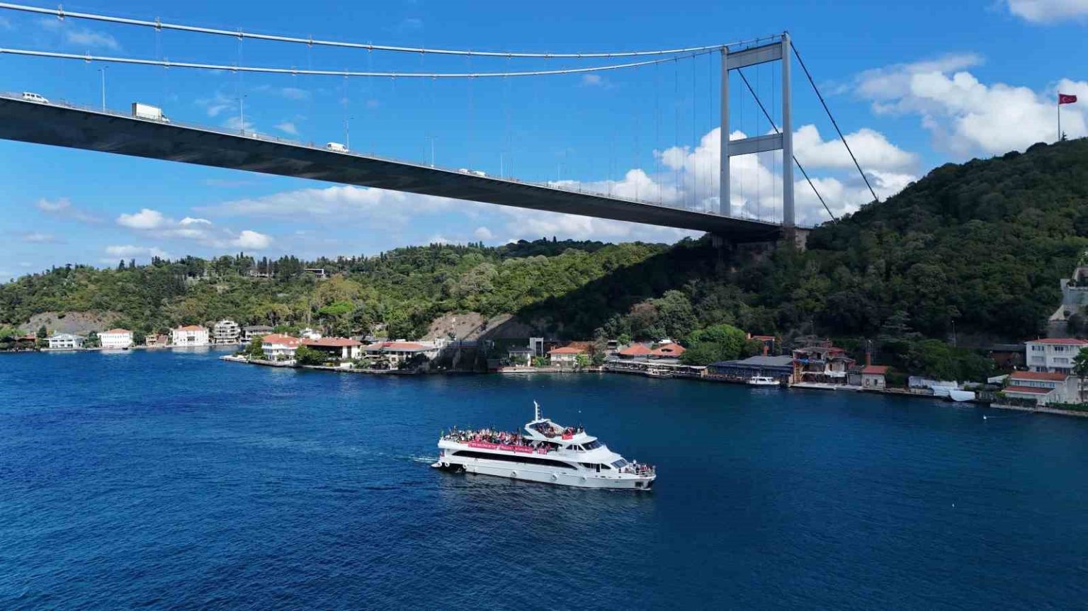 liverpool-taraftari-mac-oncesi-istanbulda-bogaz-turu-yapti