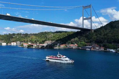 liverpool-taraftari-mac-oncesi-istanbulda-bogaz-turu-yapti