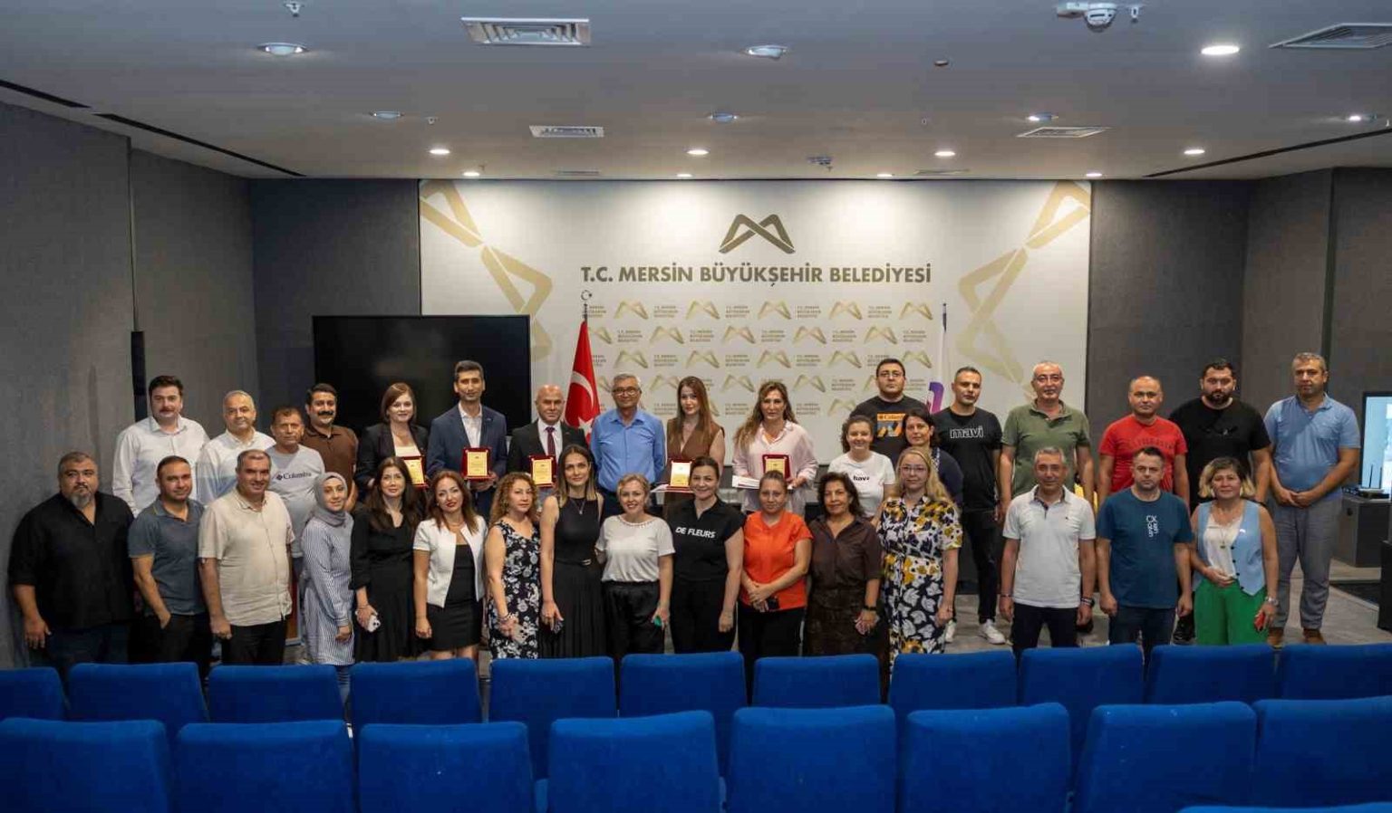 mersinde-gorevde-yukselen-personele-plaket-ve-tesekkur-belgesi