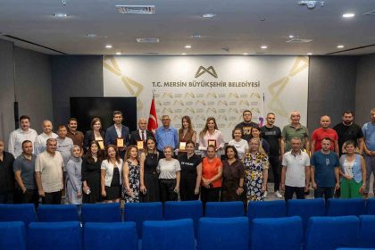 mersinde-gorevde-yukselen-personele-plaket-ve-tesekkur-belgesi