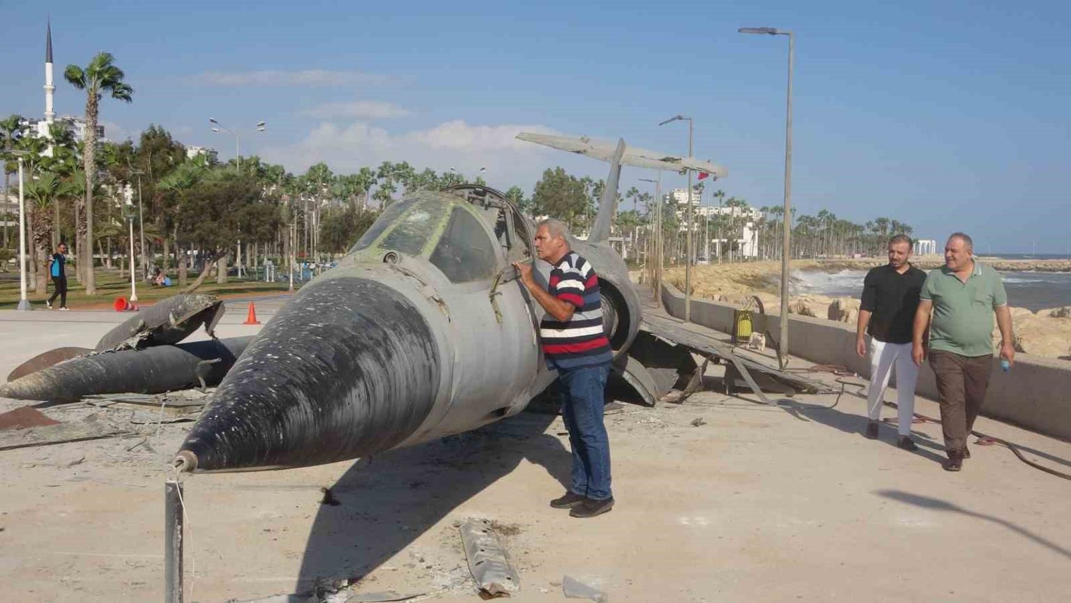 mersinin-simgesi-efsane-savas-ucagi-sahilden-kaldiriliyor