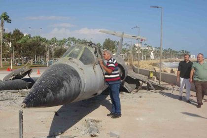 mersinin-simgesi-efsane-savas-ucagi-sahilden-kaldiriliyor