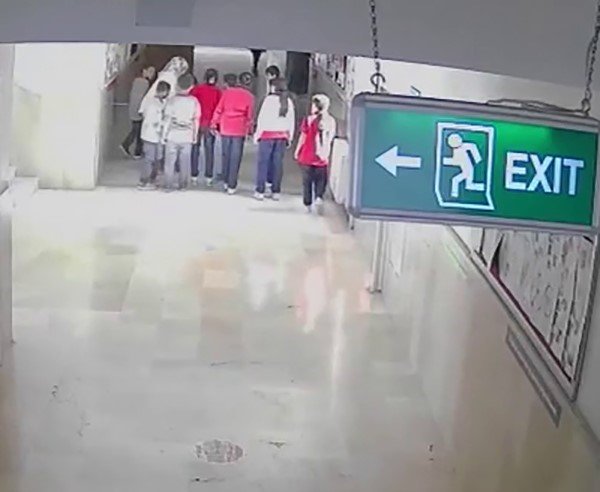 nefes-borusuna-mandalina-dilimi-takilan-ogrenciyi-ogretmenin-heimlich-manevrasi-kurtardi