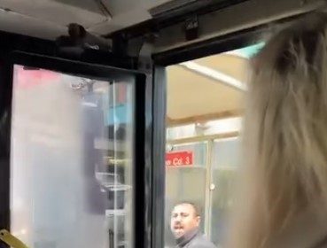 otobus-surucusu-yolculara-kustu-otobusu-duraga-cekip-kendisi-asagiya-indi