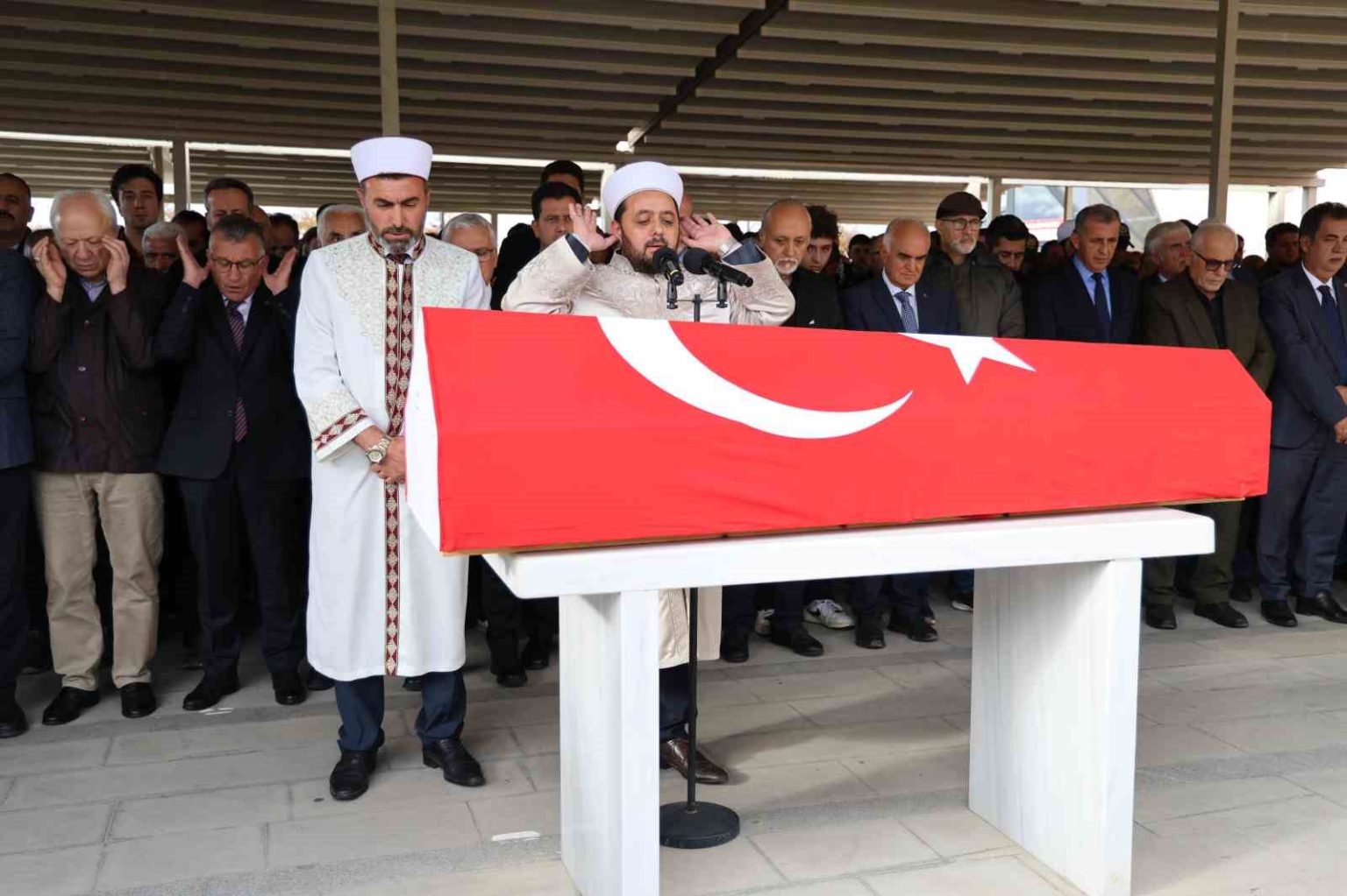 sair-ve-yazar-yavuz-bulent-bakiler-vasiyeti-uzerine-sivasta-anne-ve-babasinin-yanina-defnedildi