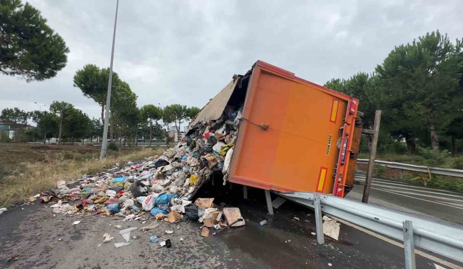 samsunda-cop-yuklu-tir-devrildi-copler-yola-savruldu