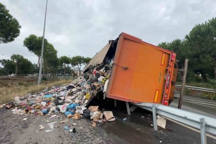 samsunda-cop-yuklu-tir-devrildi-copler-yola-savruldu