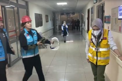 sarikamis-devlet-hastanesinde-yangin-tatbikati-gercegi-aratmadi