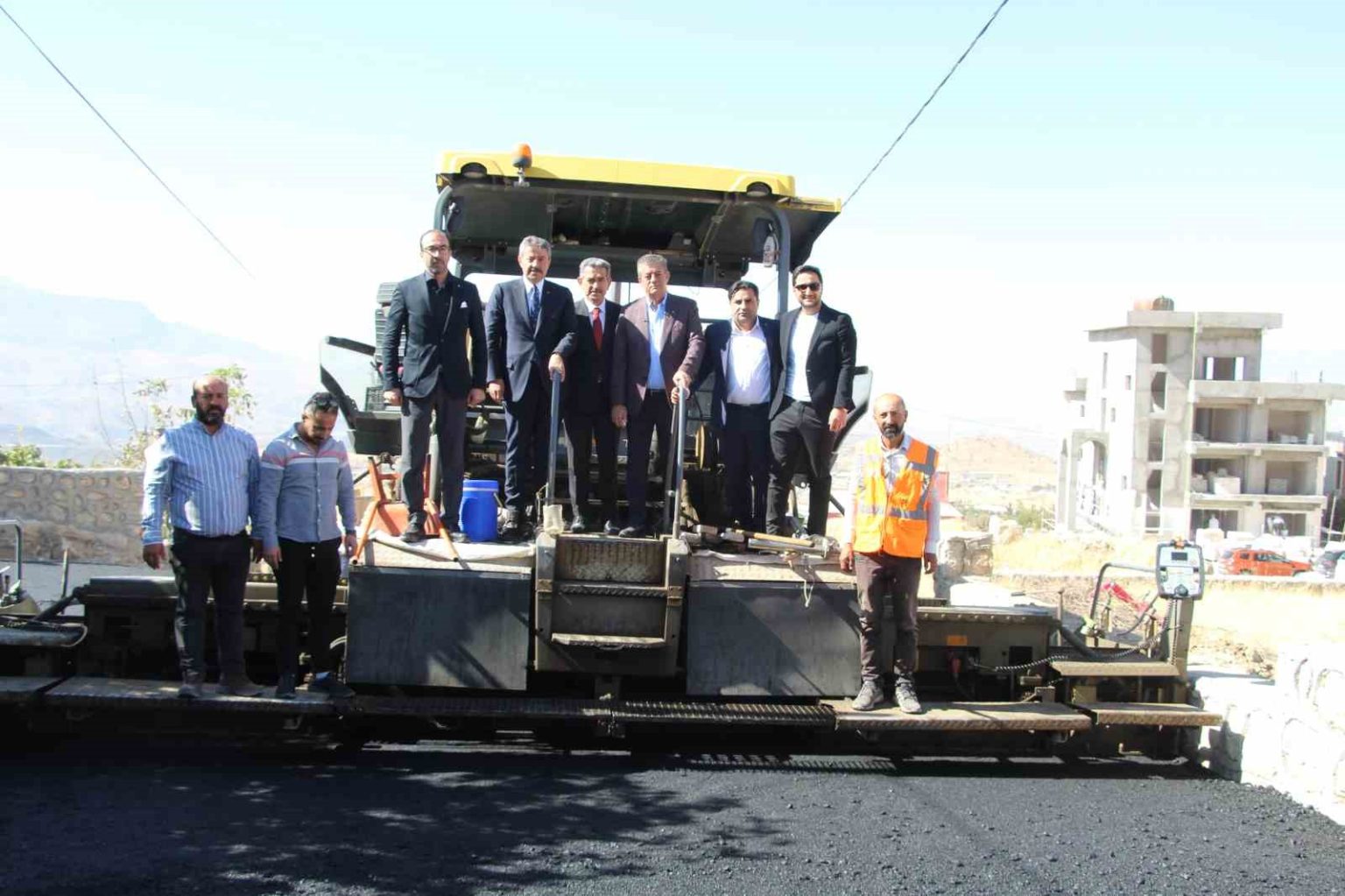 sirnak-belediyesinde-turgut-ozal-yasam-parkinda-asfalt-serimi