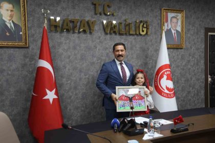 teknofest-mavi-vatan-yarismasinda-birinci-olan-minik-ressam-asya-valiyi-resmettigi-calismasinda-gonulleri-fethetti